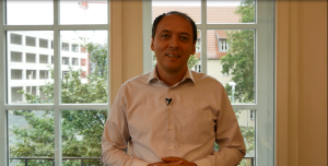 Bürgermeister Christian Gerlitz spricht in die Kamera