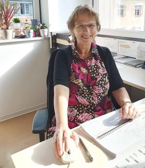 Eine Frau lächelt in die Kamera