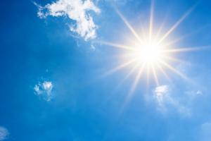 Scheinende Sonne am Himmel