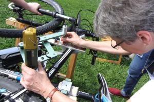 Dr. Barbara Albrethsen-Keck codiert ein Fahrrad bei einer ADFC-Codierungsaktion.