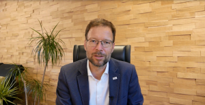 OB spricht in die Kamera