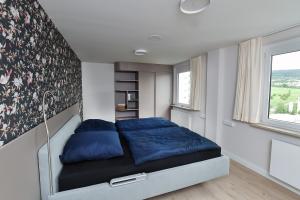 Blick ins Schlafzimmer des Gesundheitsapartments mit Pflegebett.