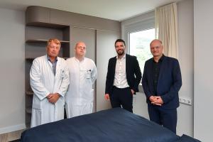 Präsentierten die Gesundheitsapartments im Smarten Quartier: Klinikdirektor Prof. Dr. Utz Settmacher vom Universitätsklinikum Jena (UKJ), Felix Donndorf, leitender Oberarzt am UKJ, Benjamin Koppe, Dezernent für Finanzen, Sicherheit und Bürgerservice sowie Stadtwerke-Geschäftsführer Tobias Wolfrum.