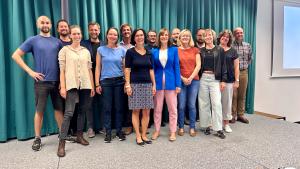 Viele Menschen schauen in die Kamera