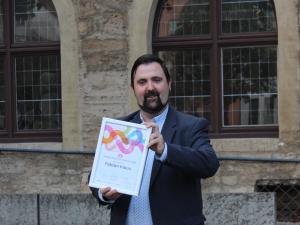 Preisträger mit Urkunde