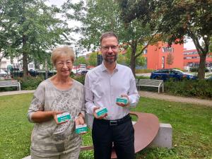 Eine Frau und ein Mann halten je zwei Chipkarten in den Händen.