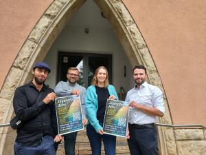 Machen Werbung für das erste Jugendforum in Jena (v.l.n.r.): Ludwig Hettmann (Straßensozialarbeit bei drudel 11 e.V.), Christian Keppler (Sachbearbeiter Jugendarbeit bei der Stadt Jena), Inga Riedel (Leiterin des Jugendbildungszentrums polaris) und Sicherheitsdezernent Benjamin Koppe