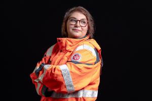 Frau in Sanitäteruniform