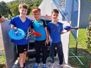 Sportschüler nehmen das Sportequipment der Sportbox in Betrieb