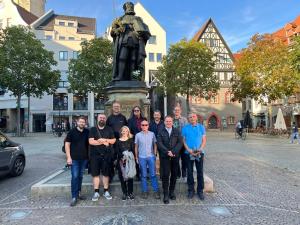 Menschen vor einem Denkmal