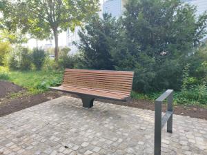 Eine Bank am Geh-/Radweg Wiesenstraße