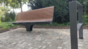 Eine Bank am Geh-/Radweg Wiesenstraße