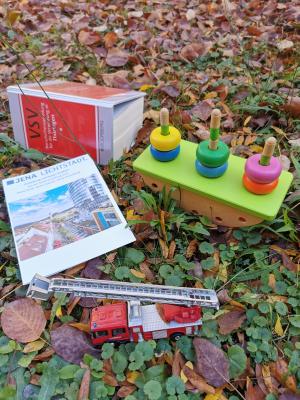 Gegenstände liegen auf einer Wiese