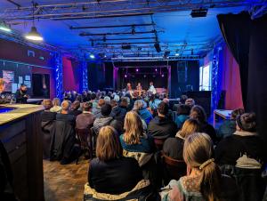 Blick über Zuschauerköpfe