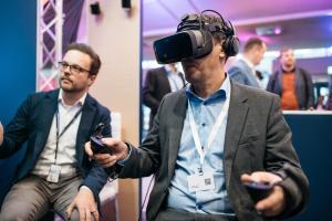 Digitalisierung zum Anfassen mit VR-Brille beim Pilotentraining