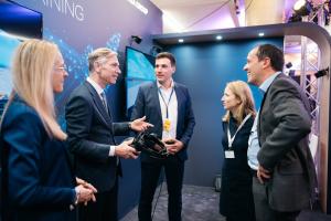 Bundesminister für Digitales und Verkehr, Volker Wissing (2.v.l.) im Gespräch mit Stadtentwicklungsdezernent Christian Gerlitz (rechts)