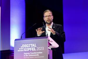 Oberbürgermeister Thomas Nitzsche bei seiner Eröffnungsrede des Digital-Gipfels im Volkshaus Jena