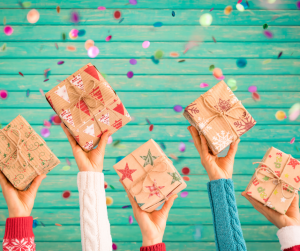 Kinderhände halten Weihnachtsgeschenke