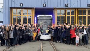 Viele Menschen begrüßen eine Straßenbahn