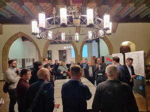 Viele Personen stehen um einen großen Tisch mit Planungsunterlagen.