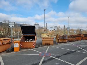 Mehrere Container stehen auf dem Wertstoffhof nebeneinander
