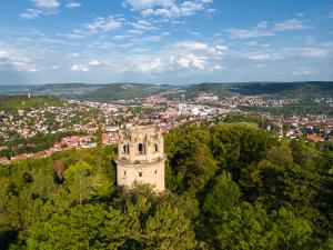 Ein Luftbild der Stadt Jena, im Vordergrund der Bismarck-Turm