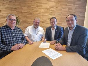 v.l.: Schatzmeister Tobias Zeilinger und Vorsitzender Holger Eismann vom Regionalverband  der Kleingärtner sowie OB Thomas Nitzsche und Bürgermeister Christian Gerlitz