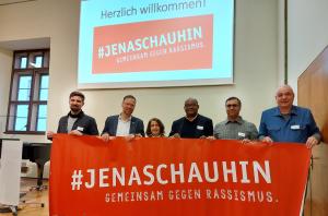 Gruppenbild: Von links: Moderator Alexander Krampe, Oberbürgermeister Dr. Thomas Nitzsche, Rea Mauersberger, Dr. Daniel Egbe, Seyed M. R. Nazari (alle drei vom Migrations- und Integrationsbeirat) und Integrationsmanager Andreas Amend. 