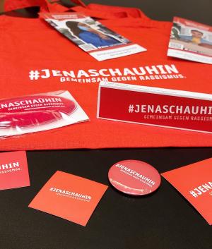 Materialien der Antirassismus-Kampagne liegen auf einem Tisch.