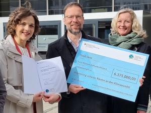 Offizielle Übergabe der Fördermittel durch die parlamentarische Staatssekretärin für Wohnen, Stadtentwicklung und Bauwesen Elisabeth Kaiser (l.) an Oberbürgermeister Dr. Thomas Nitzsche plus  FSU-Vizepräsidentin für Studium und Lehre Prof. Dr. Karina Weichold