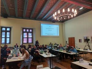 Stadtratsmitglieder sitzen an Tischen im Historischen Rathaussaal