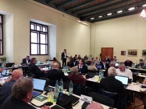 Mitglieder des Stadtrates im Historischen Plenarsaal sitzen an Tischen