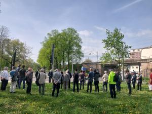 Menschen stehen an der Camsdorfer Brücke und gedenken an den Todesmarsch 1945