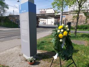 Gedenkstele und Kranz an der Camsdorfer Brücke zum Gedenken an den Todesmarsch 1945