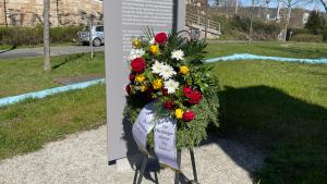 Gedenkstele zum Todesmarsch in Jena mit Kranz