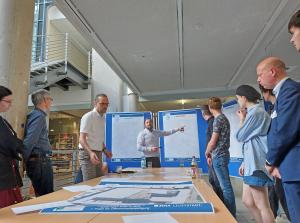 In kleinen Gruppen diskutierten die Teilnehmenden Probleme und Potentiale des Ernst-Abbe-Platzes und sammelt Ideen für die Umgestaltung.