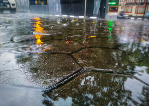 Bordsteine die mit Wasser von Regenfällen bedeckt sind