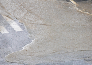 Straße die mit Wasser der Regenfälle überschwemmt ist