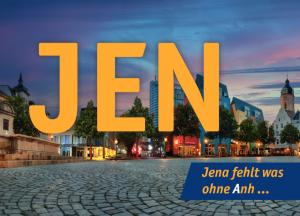 Blick aus der Froschperspektive auf einen gepflasterten Platz mit Architektur im Hintergrund und Sonnenuntergangsstimmung