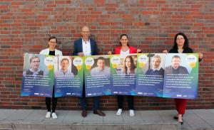 Gruppenfoto mit Plakaten
