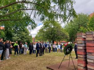 Menschenversammlung am Denkmal in der Gerbergasse