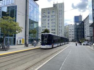 Endhaltestelle Ernst-Abbe-Platz: Straßenbahn auf verschlissenen Gleisanlagen