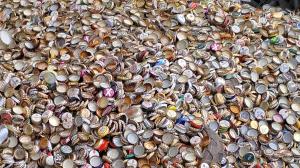 Sehr viele Kronkorken auf einem Haufen