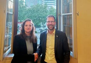 Zwei Personen schütteln sich die Hände