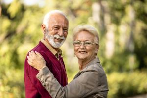 Zwei ältere Menschen in einem Park