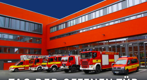 Feuerwehrfahrzeuge vor Halle