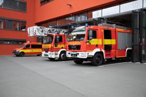 Feuerwehrfahrzeug  vor Hallentoren