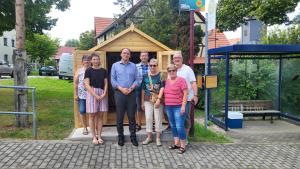 Menschen schauen in die Kamera