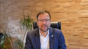 Oberbürgermeister Thomas Nitzsche spricht in eine Kamera