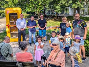 Eröffnung Büchertelefonzelle mit Menschen